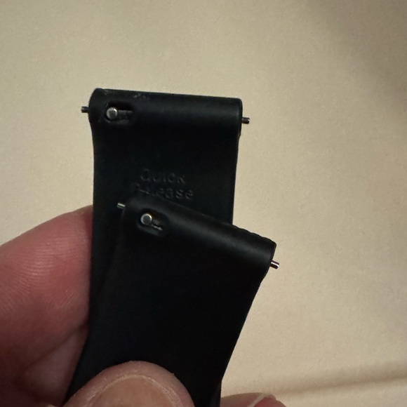 Garmin vivoactive 4S matte black watch band - Picture 3 of 3